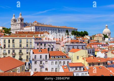 Vue sur la ville et le Tage depuis Miradouro de Santa Luzia, un pont d'observation à Lisbonne, Portugal Banque D'Images