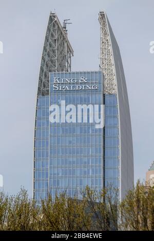 1180 Peachtree, également connu sous le nom de Symphony Tower et contenant actuellement le siège du cabinet d'avocats King and Spalding. Midtown, Atlanta, Géorgie, États-Unis Banque D'Images