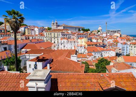 Vue sur la ville et le Tage depuis Miradouro de Santa Luzia, un pont d'observation à Lisbonne, Portugal Banque D'Images