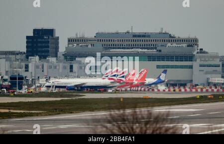 British Airways et les avions EasyJet sont garés à l'aéroport de Gatwick à Crawley, dans le West Sussex, après que EasyJet a annoncé avoir mis à la terre toute sa flotte de 344 avions en raison de la pandémie de coronavirus. Banque D'Images