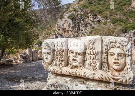 Old Stone les masques utilisés dans le théâtre d'acteurs dans les tombeaux de roche dans Myra ancienne ville d'Antalya en Turquie. Banque D'Images