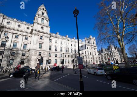 Vue sur les « bureaux gouvernementaux Great George Street », (GOGGS) de Parliament Square, Londres, Royaume-Uni. GOGGS est un grand immeuble de bureaux du gouvernement britannique situé Banque D'Images