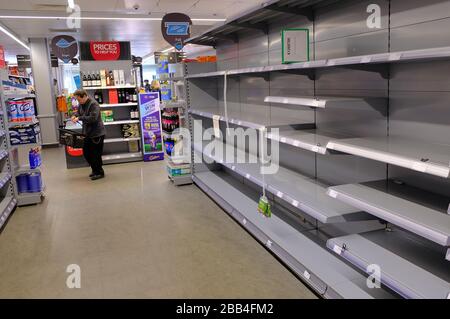 Une semaine de Lockdown à l'échelle nationale : le deuxième jour de verrouillage à l'échelle nationale et les rayons de supermarché vides de papier toilette dans le sud de Londres Banque D'Images