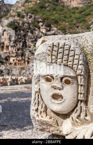 Old Stone les masques utilisés dans le théâtre d'acteurs dans les tombeaux de roche dans Myra ancienne ville d'Antalya en Turquie. Banque D'Images