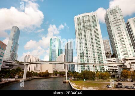 Metromover se dresse au-dessus de la rivière Miami et des gratte-ciel des bâtiments du centre-ville, de Miami, de Floride, aux États-Unis Banque D'Images