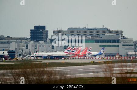 British Airways et les avions easyJet sont garés à l'aéroport de Gatwick à Crawley, dans le West Sussex, après qu'easyJet a annoncé avoir mis à la terre toute sa flotte de 344 avions en raison de la pandémie de coronavirus. Banque D'Images