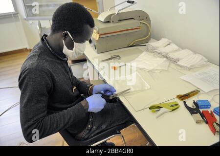 RI-Maflow, usine récupérée et auto-gérée par ses travailleurs; dans le nouveau siège de Trezzano sul Naviglio (MI), conquise après dix années de batailles, les artisans ont converti leurs productions pour faire des masques hygiéniques contre Coronavirus, qui sont distribués à ceux qui en ont besoin, avec une petite contribution, mais aussi sans. Banque D'Images