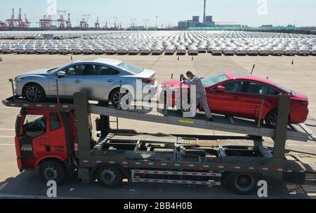 Tangshan. 30 mars 2020. La photo d'Areial prise le 30 mars 2020 montre qu'un personnel charge des voitures dans une entreprise de logistique à Tangshan, dans la province de Hebei en Chine du nord. Tangshan a vu 99,9 pour cent des entreprises industrielles au-dessus de la taille désignée reprendre l'opération comme un ensemble de politiques de soutien ont commencé à prendre effet. Crédit: Yang Shiyao/Xinhua/Alay Live News Banque D'Images