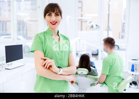 Dentiste médecin sur le fond du bureau de dentisterie et le médecin qui traite les dents du patient Banque D'Images