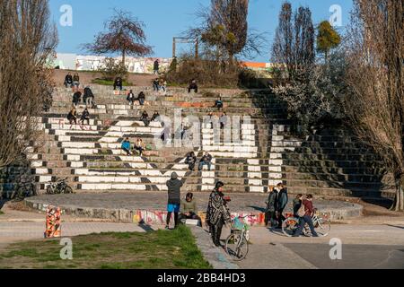 Dur wenige Tristen und Berliner am Atrium im Berliner Mauerpark nach Kontaktverbot wegen Corona-virus (Convid19) , Prenzlauer Berg, Berlin Banque D'Images