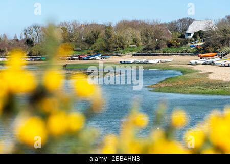 Snowhill Creek à mi-marée devant les maisons de front de mer désirables sur Roman Landing, West Wittering, Chichester, West Sussex, Angleterre, Royaume-Uni Banque D'Images