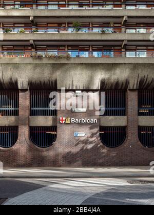 Le Barbican, Silk Street, Londres L'architecture Brutaliste emblématique et la signalisation du domaine Barbican au coeur de la ville de Londres. Banque D'Images