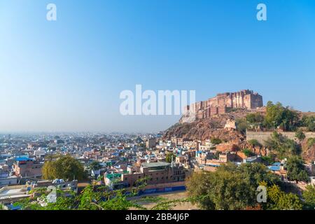 Fort Mehrangarh debout sur la ville de Jodhpur, Rajasthan, Inde Banque D'Images