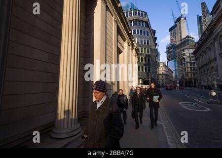 Vue sur Threadneedle Street, Londres, avec la banque de la Banque d'Angleterre (à gauche) et la Royal Exchange à droite. La Banque d'Angleterre est t Banque D'Images