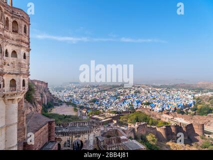 Vue du fort Mehrangarh sur la 'ville bleue' de Jodhpur, Rajasthan, Inde Banque D'Images