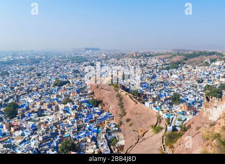 Vue du fort Mehrangarh sur la 'ville bleue' de Jodhpur, Rajasthan, Inde Banque D'Images