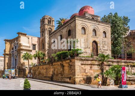 L'église de San Cataldo avec ses 3 dômes rouges dans la vieille ville de Palerme, Sicile Banque D'Images