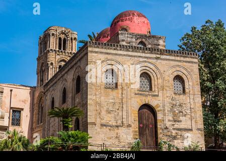 L'église de San Cataldo avec ses 3 dômes rouges dans la vieille ville de Palerme, Sicile Banque D'Images