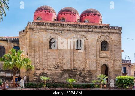 L'église de San Cataldo avec ses 3 dômes rouges dans la vieille ville de Palerme, Sicile Banque D'Images