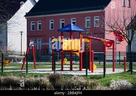 Luckenwalde, Allemagne. 24 mars 2020. Une aire de jeux colorée sans enfants. Crédit: Soeren Stache/dpa-Zentralbild/ZB/dpa/Alay Live News