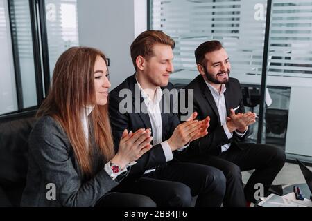 Une équipe d'affaires performante et performante se trouve dans un poste de travail moderne, célébrant les performances du nouveau produit Banque D'Images