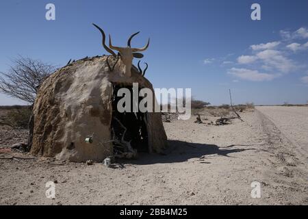 Cabane faite de bâtons et de boue sur le côté d'une route en Namibie Banque D'Images