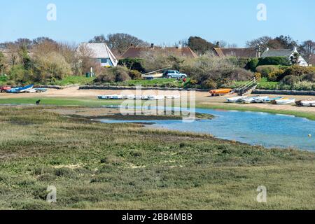 Snowhill Creek à mi-marée devant les maisons de front de mer désirables sur Roman Landing, West Wittering, Chichester, West Sussex, Angleterre, Royaume-Uni Banque D'Images
