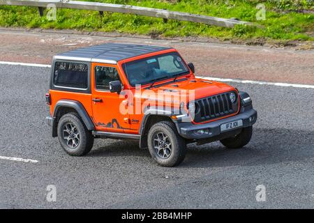 2019 orange Jeep Wrangler Rubicon Auto; véhicules routiers, conduite de véhicules, routes, moteurs, automobilistes sur l'autoroute Banque D'Images