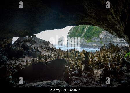 Tembeling plage secrète, en bas d'une vallée de la jungle et d'un temple balinais, avec piscine d'eau douce naturelle et plage de galets à Nusa Penida, Bali, Indonésie Banque D'Images