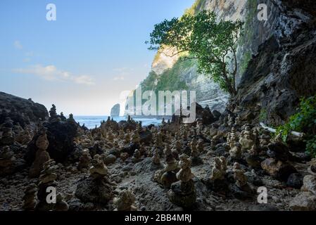 Tembeling plage secrète, en bas d'une vallée de la jungle et d'un temple balinais, avec piscine d'eau douce naturelle et plage de galets à Nusa Penida, Bali, Indonésie Banque D'Images