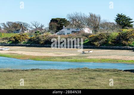 Snowhill Creek à mi-marée devant les maisons de front de mer désirables sur Roman Landing, West Wittering, Chichester, West Sussex, Angleterre, Royaume-Uni Banque D'Images