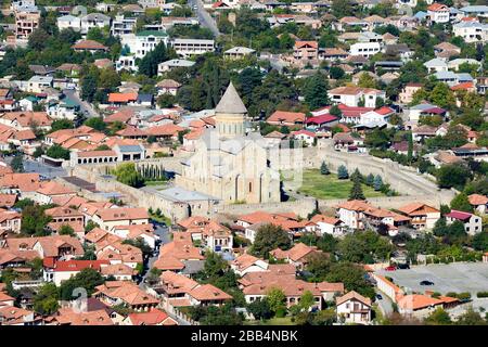 Vue d'ensemble de la cathédrale de Svetitskhoveli, une cathédrale chrétienne orthodoxe située dans la ville historique de Mtskheta, Géorgie, classée au patrimoine mondial de l'UNESCO. Banque D'Images