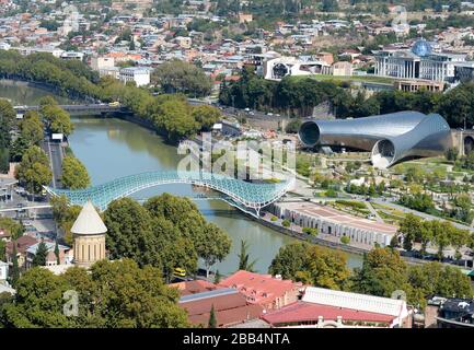 Centre-ville de Tbilissi, en Géorgie. Sites touristiques de la ville, dont le pont de la paix sur la rivière Kura, le parc Rike et le palais présidentiel. Banque D'Images