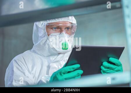 Professionnel de la santé virologue utilisant une tablette informatique en laboratoire, gros plan sur le travail des professionnels de la santé, mise au point sélective Banque D'Images