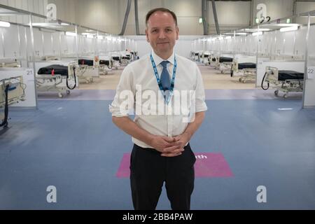 SOUS EMBARGO À 1530 LUNDI 30 MARS le directeur général de NHS England Simon Stevens lors d'une visite au centre Excel de Londres, qui est effectué à l'hôpital temporaire NHS Nightingale, composé de deux salles, chacune de 2 000 personnes, pour aider à lutter contre le coronavirus. Photo PA. Date de l'image: Lundi 30 mars 2020. Voir l'histoire de PA SANTÉ Coronavirus. Crédit photo devrait lire: Stefan Rousseau/PA Wire Banque D'Images