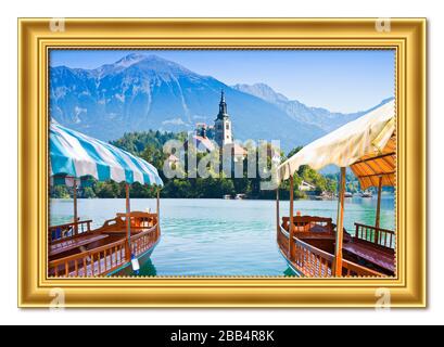 Bateaux en bois typiques, en slovène appelle 'Pletna Les', dans le lac de Bled, le lac le plus célèbre en Slovénie avec l'île de l'église (Europe - Slovénie) Banque D'Images