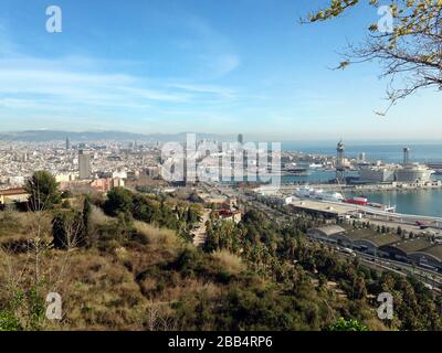 BARCELONE, ESPAGNE - 07 FÉVRIER 2014 : vue panoramique sur Barcelone, la mer et le port depuis la colline de Montjuic Banque D'Images