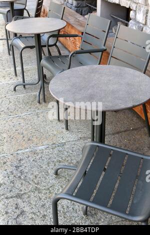 Table et chaises de terrasse. Saint-Gervais-les-bains. Haute-Savoie. France. Banque D'Images