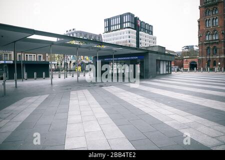 Londres, Corona virus Days, entrée de King's Cross Station Banque D'Images