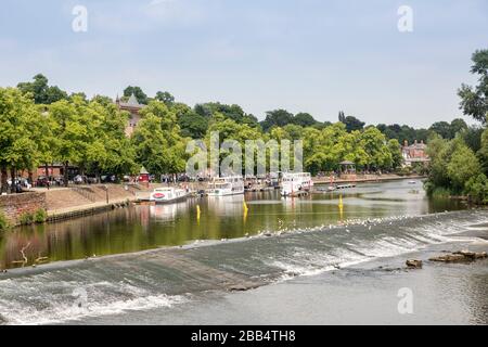 Weir et bateaux touristiques sur la rivière Dee, Chester, Cheshire, Angleterre, Royaume-Uni Banque D'Images