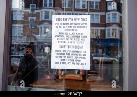 Coronavirus Covid-19 avis dans la fenêtre du Village Green pub, Muswell Hill London, 29 mars 2020 Banque D'Images