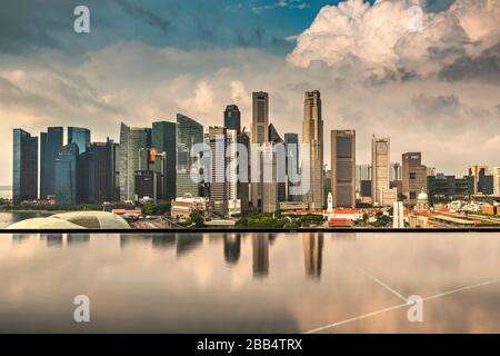 Piscine à débordement et financial district skyline, Singapour Banque D'Images