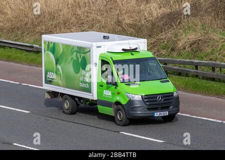 Livraison en ligne des supermarchés ASDA ; véhicule Mercedes Benz roulant sur l'autoroute M 6, Royaume-Uni Banque D'Images