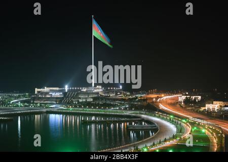 Vue de nuit sur la place du drapeau national Bakou, Azerbaïdjan construit en marge de la mer Caspienne. Avenue Neftchilar avec éclairage de nuit. Banque D'Images