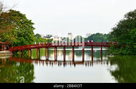 Célèbre pont de couleur rouge Cầu Thê Húc Hanoi Banque D'Images