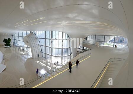 Intérieur du Centre Heydar Aliyev, un complexe culturel à Bakou, en Azerbaïdjan. Lignes incurvées modernes dans des couleurs blanches. Conçu par Zaha Hadid architecte. Banque D'Images