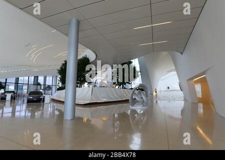 Intérieur du Centre Heydar Aliyev à Bakou, en Azerbaïdjan. Lignes incurvées modernes dans des tons blancs avec fenêtres. Conçu l'architecte Zaha Hadid. Banque D'Images