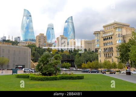 Vue depuis la ville de Bakou montrant Flame Towers, symbole de l'architecture en Azerbaïdjan. Temps couvert et nuageux. Banque D'Images