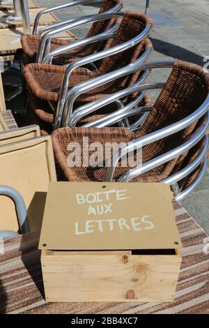 Boite aux lettres en bois sur une table de restaurant. Administration Fermeture. Coronavirus. Covid-19. Saint-Gervais-les-bains. Haute-Savoie. Banque D'Images