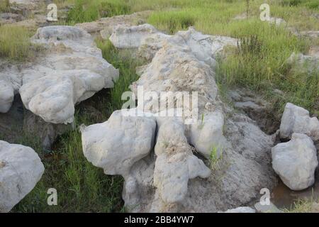 Le sable blanc des marais qui a pris des formes en raison de l'érosion à Rwamagana, au Rwanda, en Afrique de l'est Banque D'Images